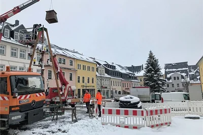 Nach der Pyramide wird auch der Weihnachtsbaum in dieser Woche noch vom Neumarkt verschwinden. Foto: Erik Anke