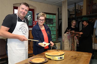Während Thomas Marschner und Manuela Unger mit dem Probebacken beschäftigt sind, suchen Conny Bärthel und Kristin Schädlich (v. l.) Kostüme für den Dreiklang heraus.