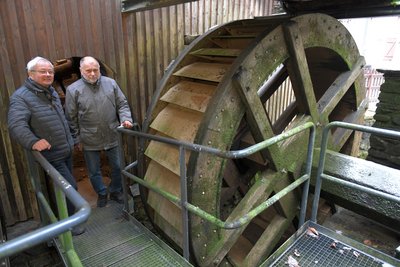 Ullrich Münch (links) und Günter Band vom Förderverein kontrollieren regelmäßig die beiden Wasserräder von je 3,60 Metern Durchmesser.