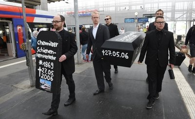 Totengräberstimmung am Hauptbahnhof: Mitglieder der Partei Die Linke (vorn links Landtagsabgeordneter Nico Brünler), erinnern an den letzten Tag, an dem in Chemnitz ein Fernzug fuhr.