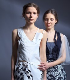 Innerhalb eines Upcycling-Projektes sind diese beiden hier gezeigten Modelle von Laura Petter und Adriana Riedel entstanden.