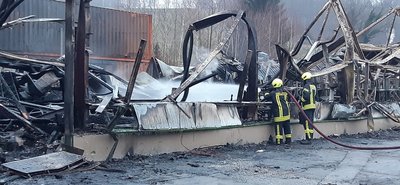 Bevor die Brandursachenermittler der Polizei am Mittwochvormittag auf die Brandstelle konnten, hatte die Feuerwehr dort noch immer zu tun.