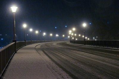 Schnee bedeckte auch die Bahnhofsbrücke in Aue.