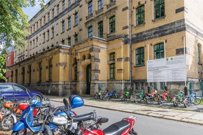 Das Landkreisgymnasium in Annaberg: Hier geht der Gymnasiast aus Tannenberg eigentlich zur Schule. Vorerst aber müssen seine Klassenkameraden ein Schuljahr auf ihn verzichten.