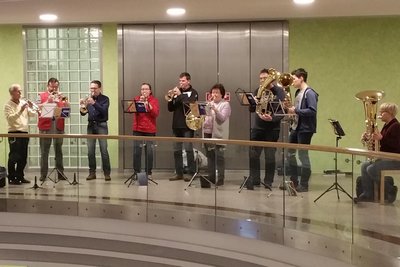 Tradition ist das jährliche Adventssingen des Posaunenchores im Hartmannsdorfer Diakomed-Krankenhaus.