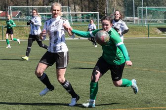 8:0: Merkurs Fußballfrauen schießen Chemnitzer Spielgemeinschaft vom Platz - Die Oelsnitzerin Josephine Kuhn (rechts) setzt sich hier gegen Cindy Kahlert (Rabenstein/Sonnenberg) durch.