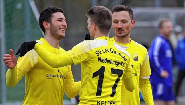8:1 - Lok ballert sich ins Kreispokal-Halbfinale - Philipp Keller vom SV Lok Glauchau-Niederlungwitz (Nr. 17) erzielte gegen Wilkau-Haßlau drei Treffer. 