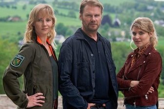 8. Erzgebirgskrimi im ZDF: Dreharbeiten in Schwarzenberg gestartet - Die Schauspielerinnen Teresa Weißbach (links), Lara Mandoki und Schauspieler Kai Scheve während einer Drehpause am Set für den "Erzgebirgskrimi". 