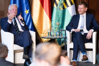 8. Mai in Sachsen: Wenn Altbundespräsident Gauck der Roten Armee dankt - Altbundespräsident Joachim Gauck (links) und Ministerpräsident Michael Kretschmer (CDU) bei einer einstündigen Fragestunde mit sächsischen Schülern nach dem ersten offiziellen Gedenken zum 8. Mai in der Staatskanzlei.