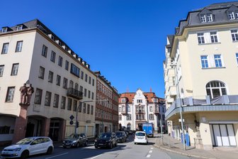 8-Millionen-Projekt in der Innenstadt von Aue: Warum dort die Bauarbeiten ruhen - Links das Gebäude der ehemaligen Sparkasse in Aue. Die Bauarbeiten dort ruhen. Das hat mit der Insolvenz des Investors zu tun, der zuvor schon das Goethepalais (rechts) saniert hat.
