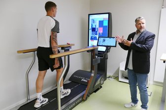 80.000-Euro-Laufband als Quantensprung: Was ein neues Multi-Therapie-Zentrum im Erzgebirge zu bieten hat - Oberarzt Thorsten Friedrich (rechts) erklärt die Möglichkeiten des Walker View – Herzstück des neuen Multi-Therapie-Zentrums in Warmbad.