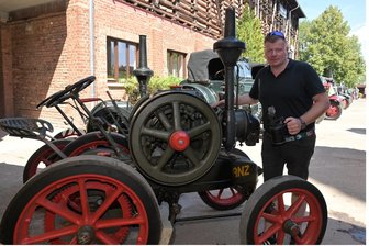 80 Bulldogs und insgesamt fast 200 Maschinen zum Treffen in Niederwürschnitz - In Niederwürschnitz beim Lanz Bulldog-, Schlepper- und Nutzfahrzeugetreffen: Vereinschef Marcus Ehnert.
