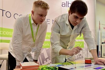 80 Firmen bei Azubi-Messe in Limbach-Oberfrohna - Die Auszubildenden Vincent Pehus (links) und Tom Kabus vom Elektronik-Unternehmen Albis Elcon hatten einen Lötstand und einen "heißen Draht" aufgebaut, bei dem Geschicklichkeit gefragt war. 