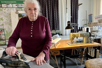 80-Jährige hält an ihrem Nähservice im Erzgebirge fest – das hat Gründe - Seit 35 Jahren hat Roswitha Bahmann in Schwarzenberg ihren Nähservice. Ans Aufhören denkt sie nicht.