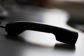 80-Jährige um mehrere tausend Euro betrogen - Wenn Unbekannte am Telefon vorgeben, Angehörige zu sein und Geld fordern, könnte der Enkeltrick versucht werden.