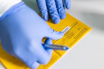 80-jähriger Arzt aus Thum verstärkt Impfteam -