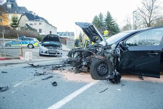 80-Jähriger gerät mit Kia in Gegenverkehr - Vier Verletzte -