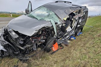 80-jähriger stirbt bei schwerem Unfall auf der B 173 im Vogtland - Das Auto wurde bei dem Aufprall schwer beschädigt.