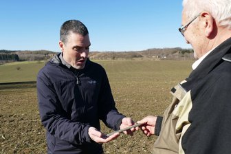 80 Jahre danach: Großneffe von kanadischem Piloten findet an Drebacher Unglücksstelle inneren Frieden - Als ihm nahe dem Unglücksort von Hobby-Historiker Werner Melzer (rechts) ein Teil der Landeklappe des Flugzeugs überreicht wurde, das sein Großonkel 1945 gesteuert hatte, waren Mathieu Girard seine Emotionen deutlich anzumerken.