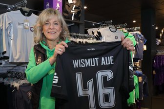 80 Jahre Erzgebirge Aue: Sechs Minuten dann war alles weg – FCE erlebt Rekordverkauf - FCE Fanshop-Chefin Simone Adler mit einem der Sondertrikots.