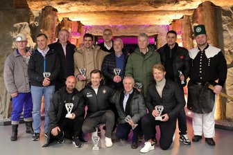 80 Jahre Erzgebirge Aue: Zwischen Partystimmung und Abstiegskampf - Zur Elf aller Zeiten des FC Erzgebirge gehören Spieler aus allen Epochen in 80 Jahren Auer Fußball. Eingerahmt von Edelfan Reinhard Lange (l.) und Habitträger Steve Vogel (r.) sind dies: Harald Mothes, Volker Schmidt, Jörg Emmerich, Tomasz Kos, Siegfried Tröger (für Vater Willy Tröger), Holger Erler, Dimitrij Nazarov (hinten von links) sowie Skerdilaid Curri, Martin Männel, Jürgen Escher und Jan Hochscheidt (vorn von links). Zum Trainer kürten die Fans Gerd Schädlich (1952-2022).