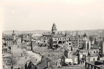 80 Jahre Kriegsende: So schwer war der Wiederaufbau in Plauen zwischen Ruinen, Wassermangel und Fensterkarton - Ein bisher wenig veröffentlichtes Bild: Blick in die Neustraße, an die heute das Dörffelgebiet angrenzt.