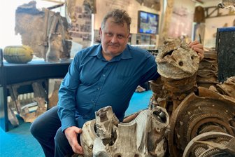 80 Jahre Luftschlacht überm Erzgebirge: Ein Deutschböhme und seine Schule, in die ein US-Bomber krachte - Peter Frank am Motor eines abgeschossenen deutschen Jagdflugzeuges im Luftschlachtmuseum in Kovařská.