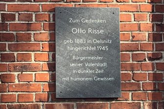 80 Jahre nach Bürgermeister-Hinrichtung: Gedenktafel in Oelsnitz korrigiert - Die erneuerte Gedenktafel für Bürgermeister Otto Risse auf dem Friedhof Oelsnitz.