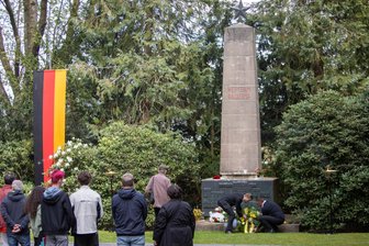 80 Jahre nach dem Ende des Zweiten Weltkriegs: Plauener legen Kränze nieder -