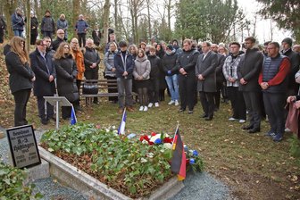 80 Jahre war er die Nummer 173353: Jetzt erinnert in Fraureuth eine Gedenktafel an Holocaust-Opfer Ernest Smilowski - Fast 70 Personen hatten am Buß- und Bettag in Ruppertsgrün an der Enthüllung der Gedenktafel für den ermordeten jüdischen Auschwitz-Hälftling Ernest Smilowski teilgenommen.