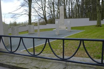 80. Jahrestag der Befreiung: Kranzniederlegung in Reichenbach - Die Kriegsgräberstätte Am Bürgerholz in Reichenbach.