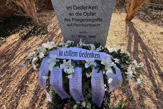 80. Jahrestag des Fliegerangriffs auf Reichenbach: Namen der 161 Todesopfer sind unvergessen - Das Gebinde der Stadt Reichenbach. Die Namen aller 161 Todesopfer stehen auf den Schleifen.