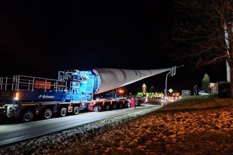80 Meter lange Rotorblätter: Wann sie alle auf der Windradbaustelle bei Wiederau liegen sollen - Das erste Rotorblatt für das zweite Windrad bei Wiederau beim Transport durch Altmittweida.