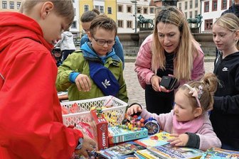 80 Stände für Spielzeug, Einhörner & Co.: Region Freiberg erlebt das Wochenende der Flohmärkte - Der Kinder-Koffer-Flohmarkt hatte voriges Jahr seine Premiere - damals auf dem Obermarkt in Freiberg. Mila Bruchmüller hatte als Dreijährige Paw Patrol Figuren für sich als Spielzeug entdeckt. Der Markt erlebt am Sonntag von 13 bis 17 Uhr auf der Petersstraße seine zweite Auflage. 