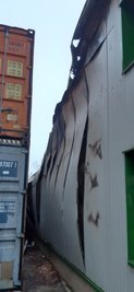 Der Bürotrakt - die Fensteröffnungen rechts im Bild gehören dazu - blieb dank Brandmauer und Löscheinsatz vom Feuer weitgehend verschont.