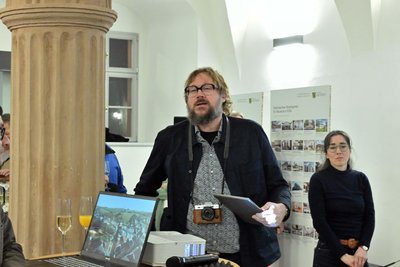 Boris Harbaum vom Sächsisches Staatsministerium für Infrastruktur und Landesentwicklung sowie Lena Ludwig-Hartung vom Zentrum für Baukultur Sachsen eröffneten die Ausstellung im Rathaus Oederan.