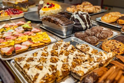 Die Konditorei Nestler ist bekannt für ihre bunten Kekse, aber auch Torten, Gebäck, Stollen, Brot und Brötchen gingen hier über die Ladentheke.