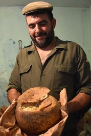 Antonio Putzu zeigt stolz seinen Casu Marzu. Auf Sardinien ist der vergammelte Käse eine Spezialität.