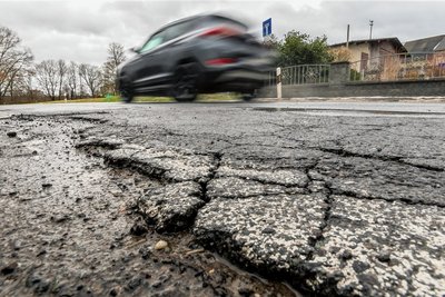 Die Blumenauer Hauptstraße ist völlig kaputt. Schon mehrfach war eine Sanierung zugesagt worden. 2024 soll es nun soweit sein. 
