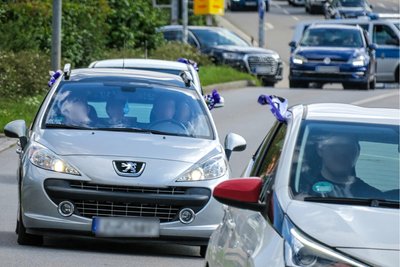 Beim Abbiegen des Autokorsos auf den Autobahnzubringer in Aue sicherte Polizei die McDonalds-Kreuzung ab.