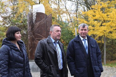 2016 hat Nikolay Cherinko (r.) mit seiner Tochter Alina und dem damaligen Plauener Oberbürgermeister Ralf Oberdorfer das Wendedenkmal besucht.