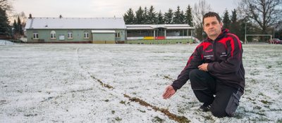 Wo eigentlich Rasen sein sollte, liegt blanke Erde. Carsten Kienas, Chef des TSV Jahnsdorf, ist wütend und traurig. 