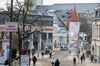 Auf dem Postplatz in Plauen herrscht Alkoholverbot in der Öffentlichkeit. Einzelhändler beklagen, mit Einführung der Zone habe sich das Problem auf die Bahnhofstraße verlagert.