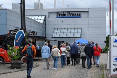Bis 17 Uhr gibt es auf dem Gelände des Druck- und Medienzentrums in Chemnitz verschiedene Angebote für Alt und Jung, unter anderem Blaulicht-Meile und Gabelstapler-Cup.