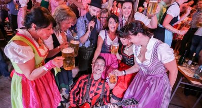 Noch etwas lahm heute: "Schmidt und Band" treiben die Besucher der Chemnitzer "Wooosn" Abend für Abend auf die Bänke.