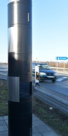 Ein festinstallierter Blitzer steht seit Ende 2019 an der Bundesstraße 101 in höhe der Autobahnabfahrt Siebenlehn in Richtung Dresden. 