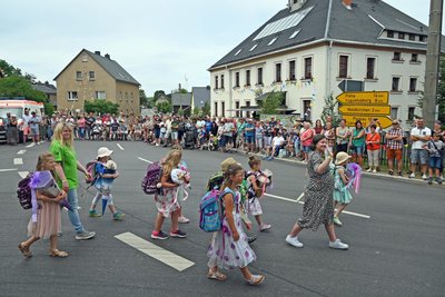Beim Festumzug in Börnichen sind auch die Schulanfänger dabei gewesen.
