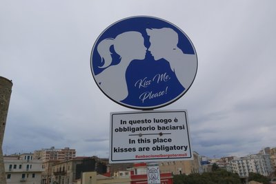 Andere Städte, andere Sitten: In Termoli ist Küssen Pflicht, wie dieses Schild anzeigt. In Eboli steht es dagegen unter Strafe, zumindest im Auto.