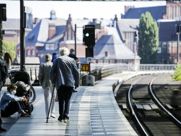            Fahrgäste warten auf einem Bahnsteig im Berliner Hauptbahnhof.