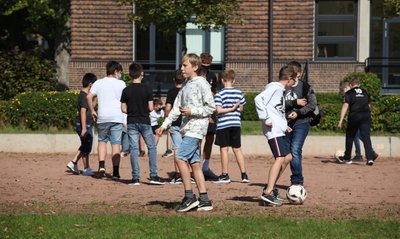 Maskenfrei in die bewegte Pause: Die Schüler des Käthe-Kollwitz-Gymnasiums in Zwickau dürfen den Mund-Nasen-Schutz an der frischen Luft abnehmen. Manch einer hat sich jedoch schon so daran gewöhnt, dass er die Maske einfach aufbehält. 